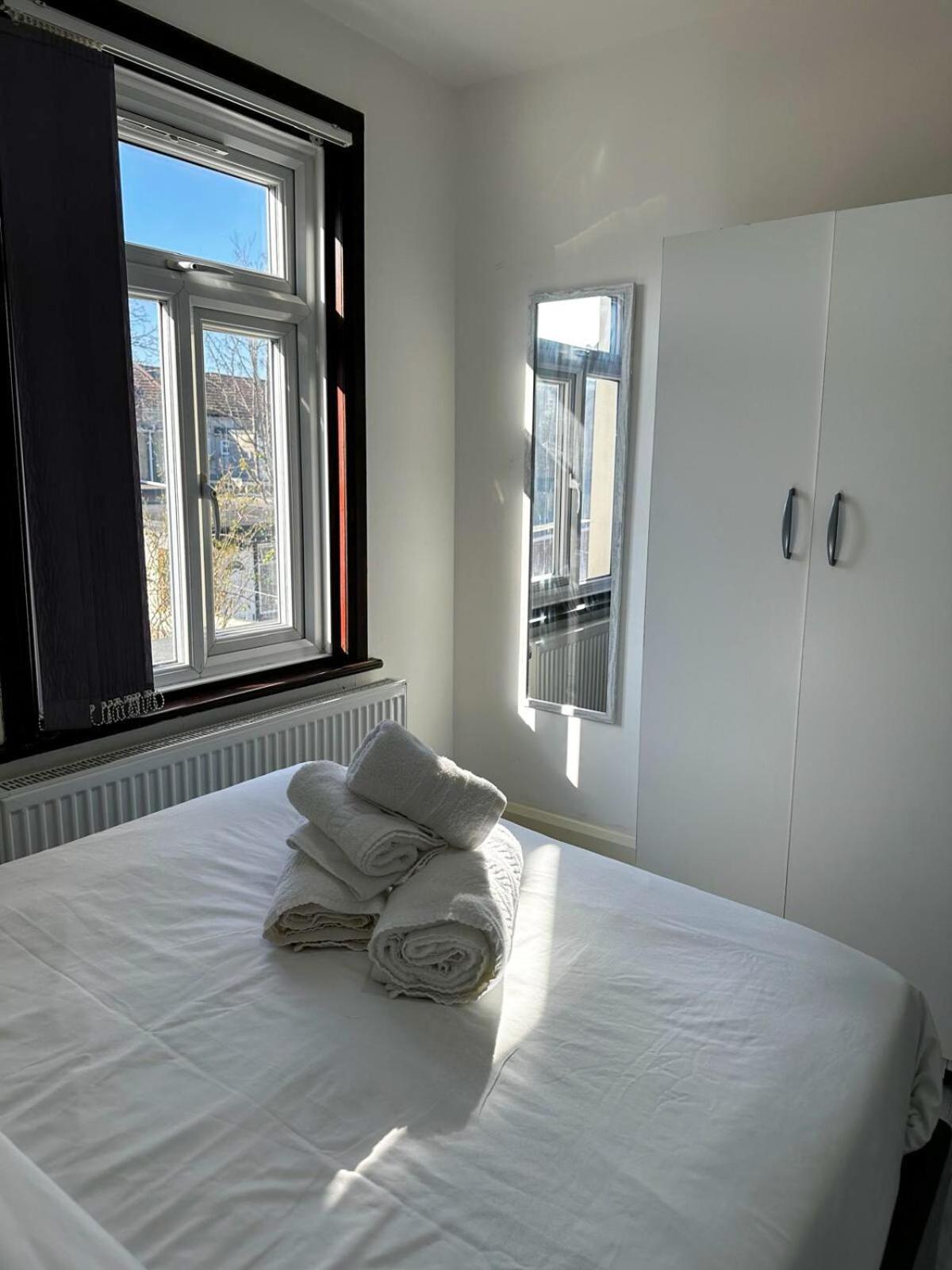 Apartment Stylish 3-bedroom Southall